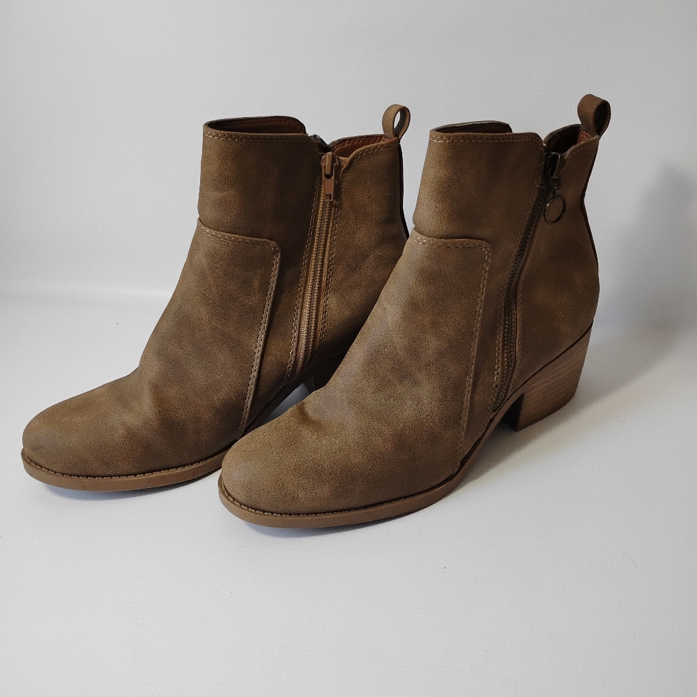 City Classified Women’s Size 8.5 Tan Faux Suede Heeled ZipUp Ankle Boots/Booties